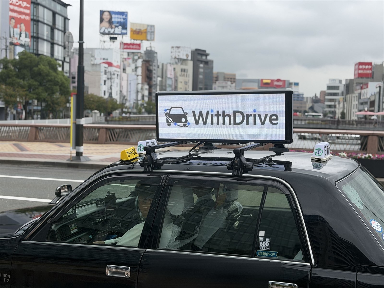 タクシーの屋根に載ったLEDサイネージ